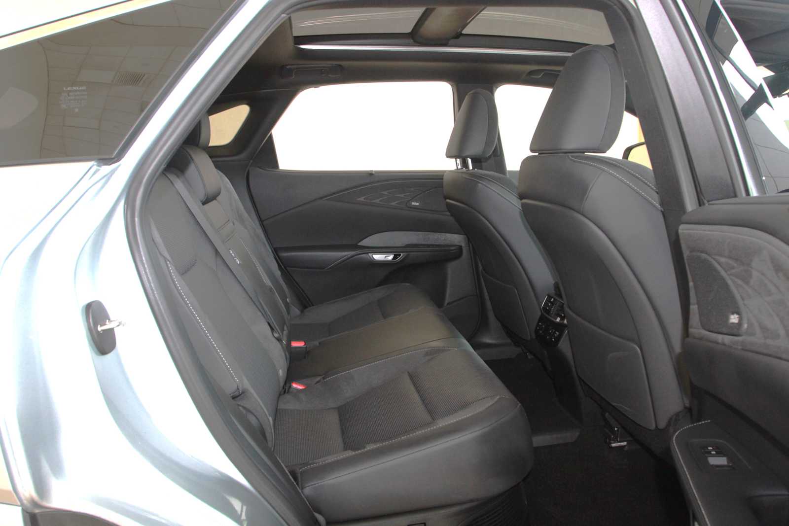 2025 Lexus RX PHEV 450h+ - Photo 31