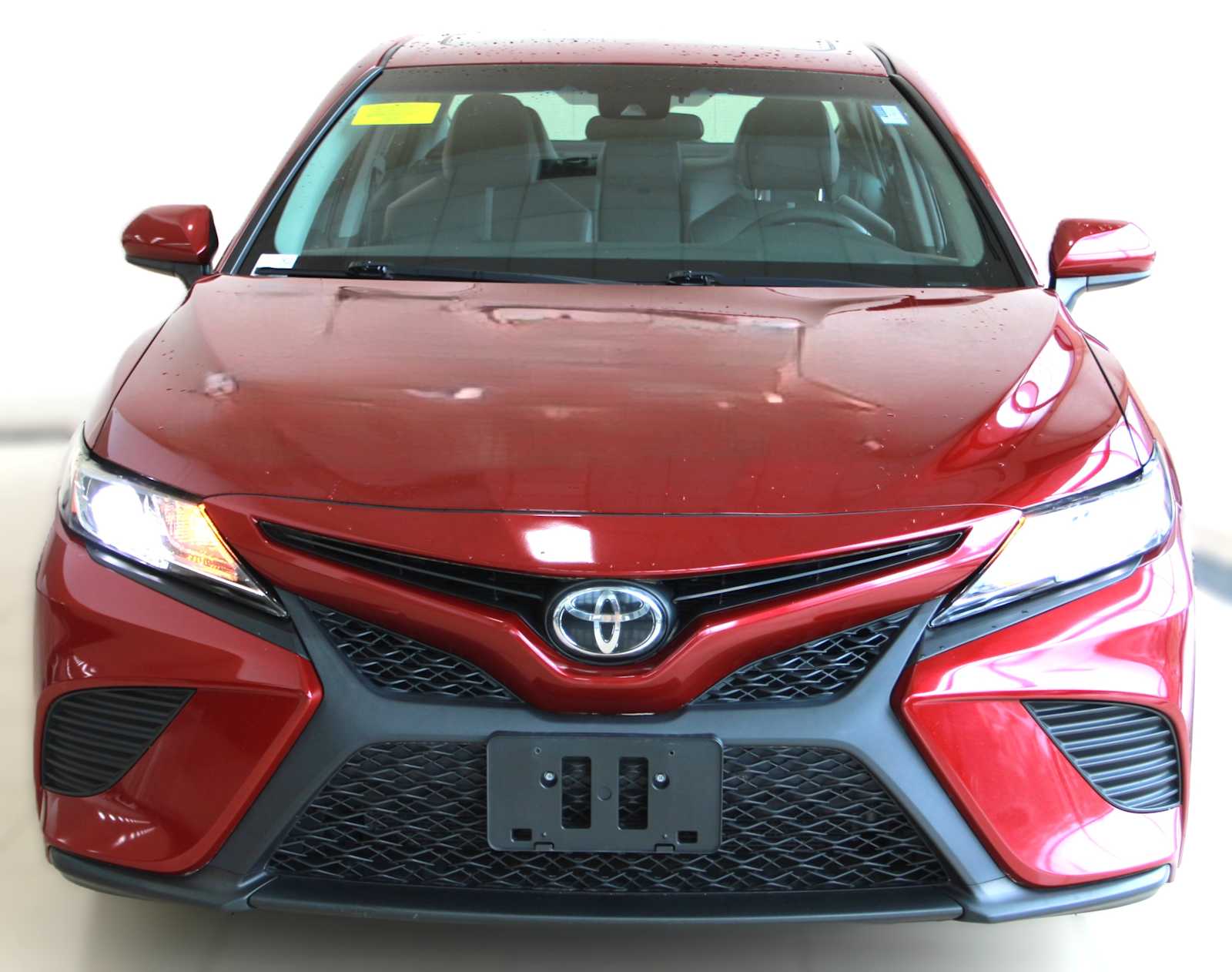 2018 Toyota Camry SE photo 2