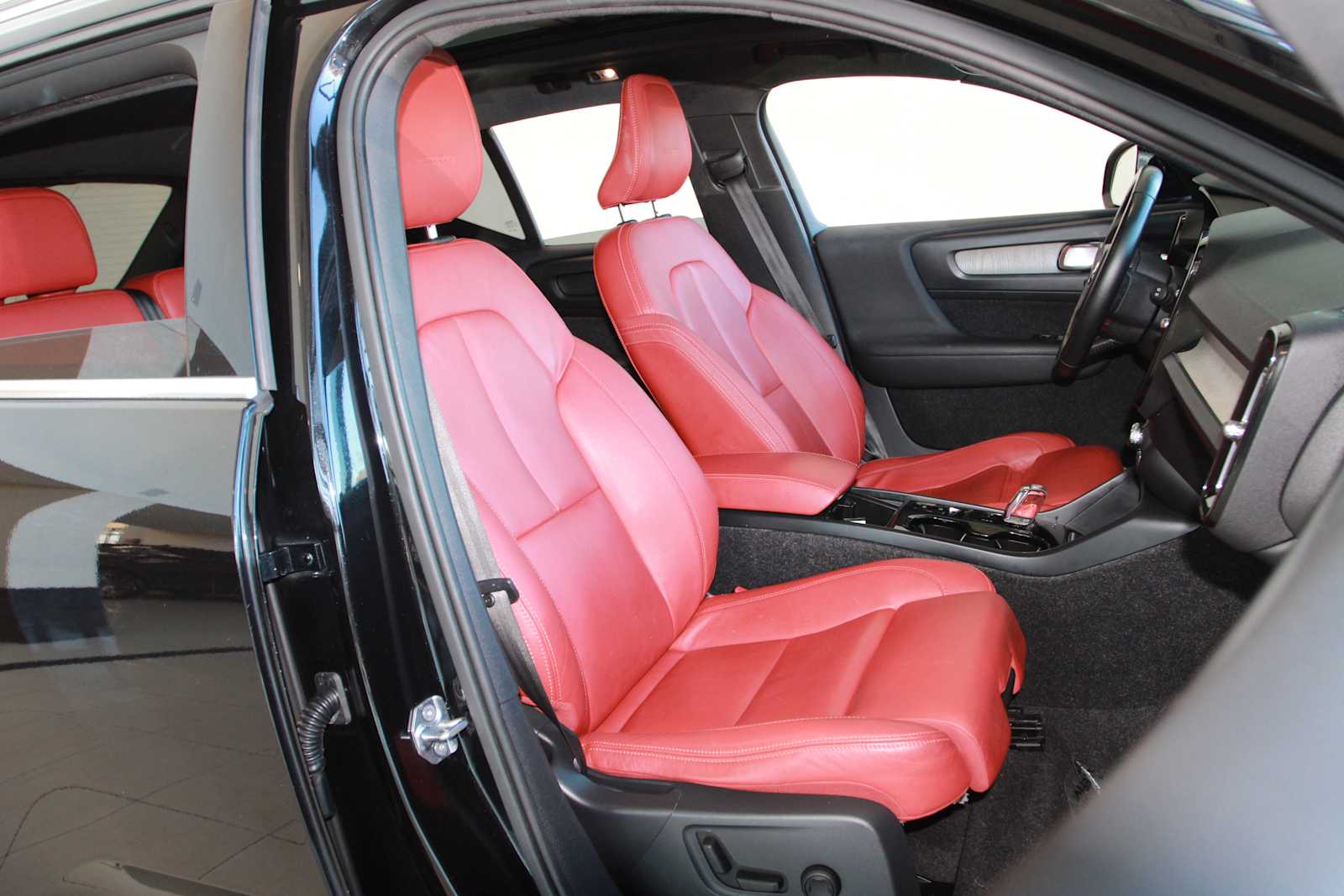 used 2019 Volvo XC40 car, priced at $17,697