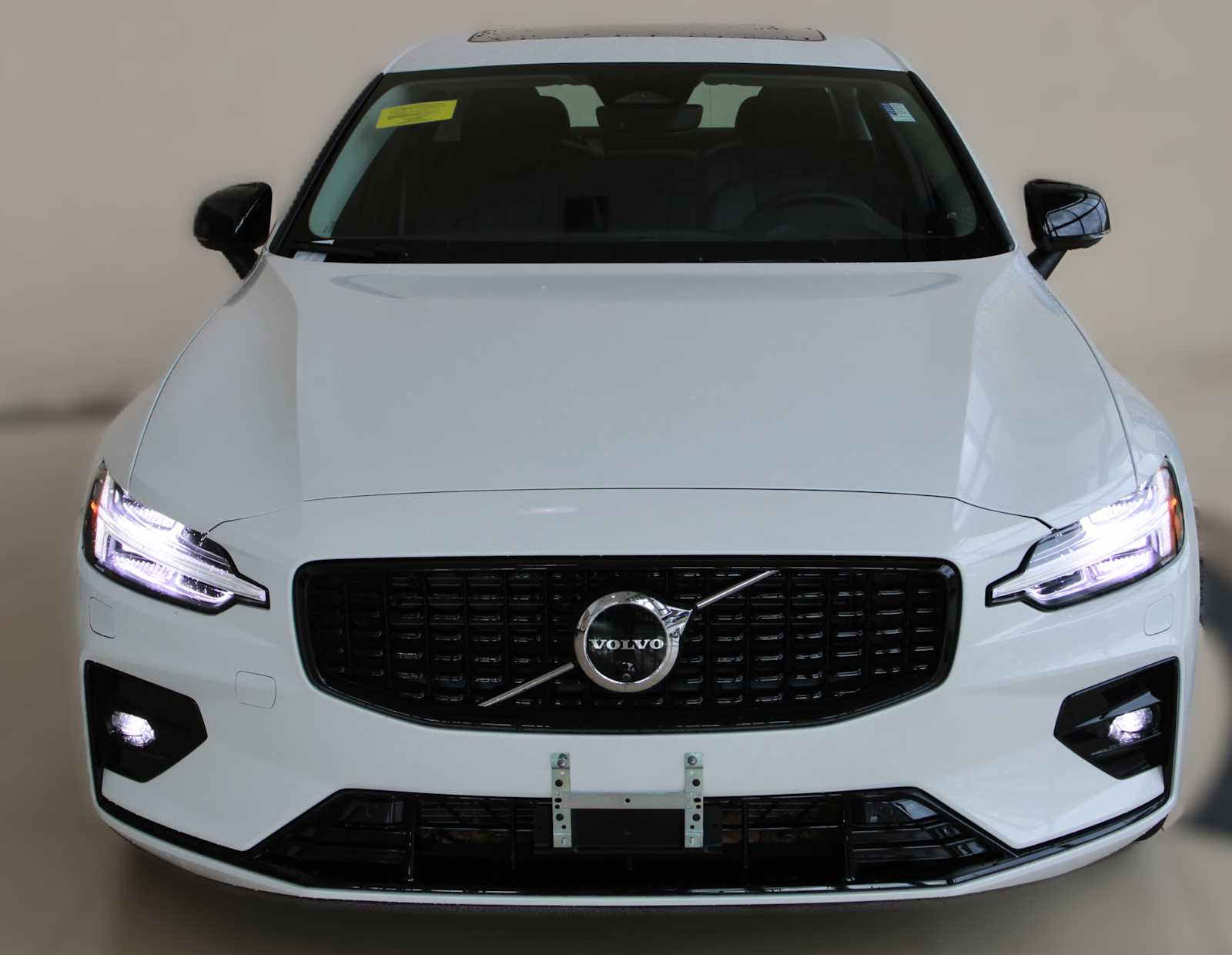 2024 Volvo S60 B5 Plus photo 2