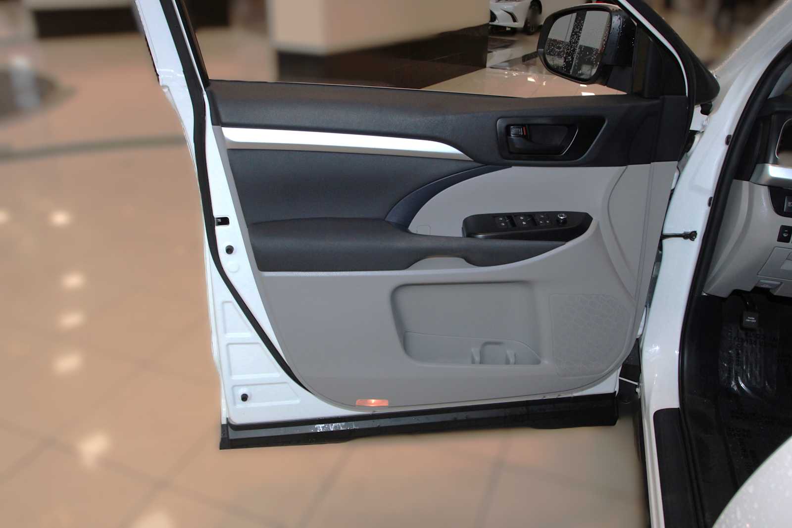 used 2019 Toyota Highlander car, priced at $28,497