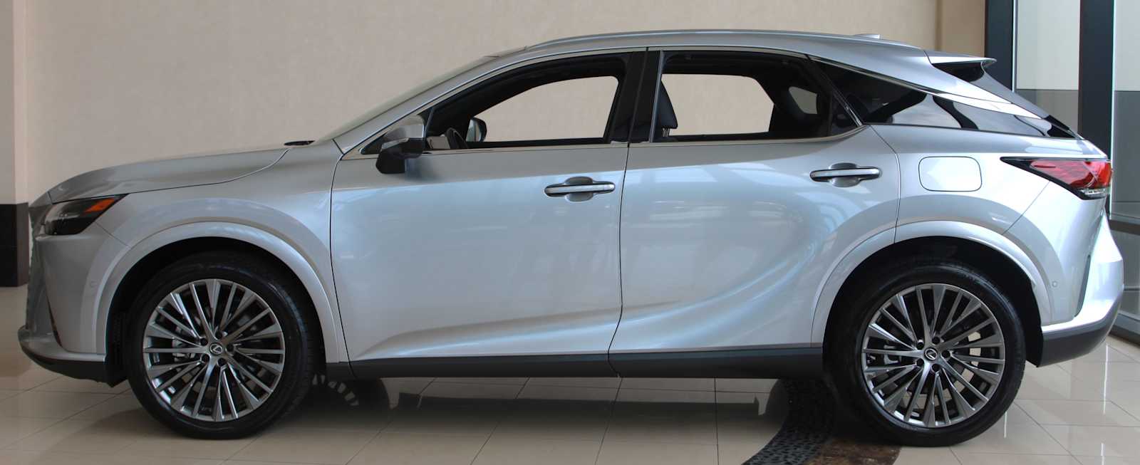 2025 Lexus RX PHEV 450h+ - Photo 12