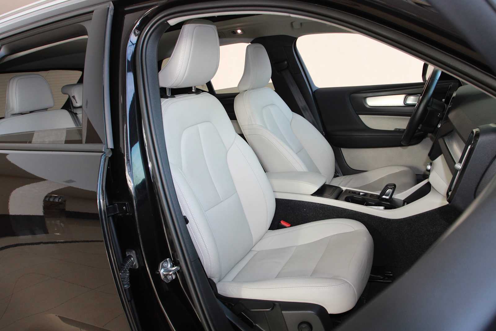 used 2020 Volvo XC40 car, priced at $17,497