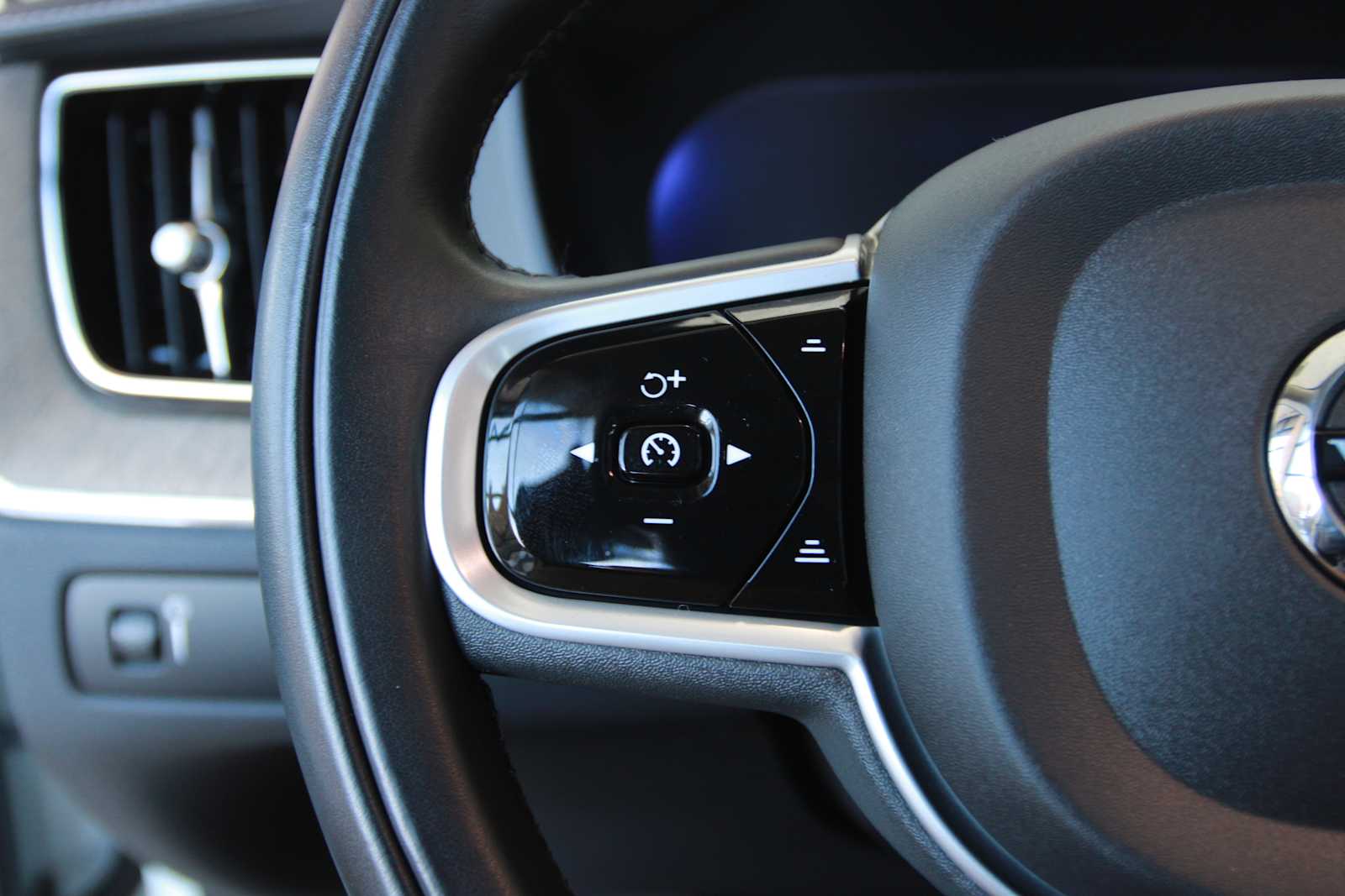 used 2022 Volvo XC60 car, priced at $31,097