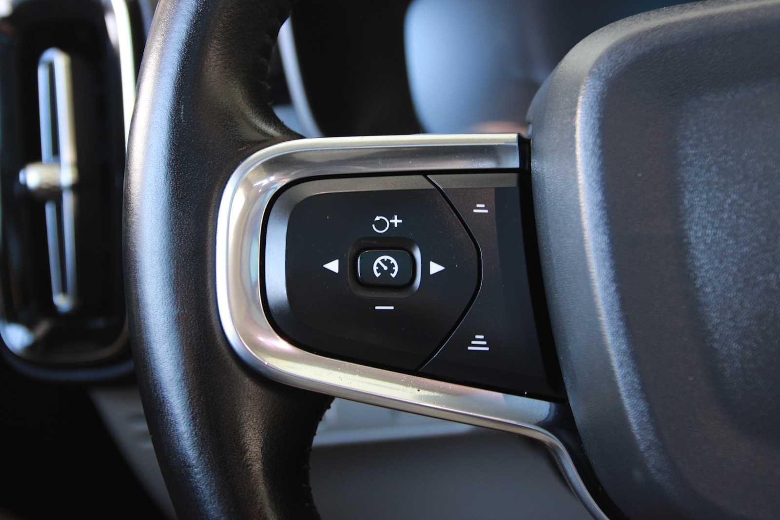 used 2020 Volvo XC40 car, priced at $17,497