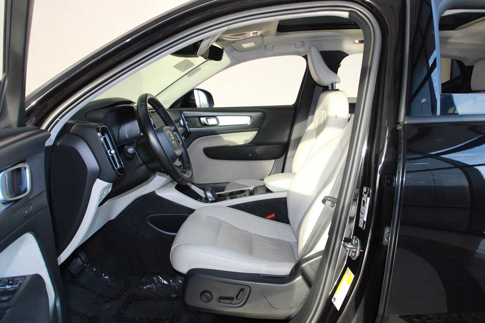 used 2020 Volvo XC40 car, priced at $17,497