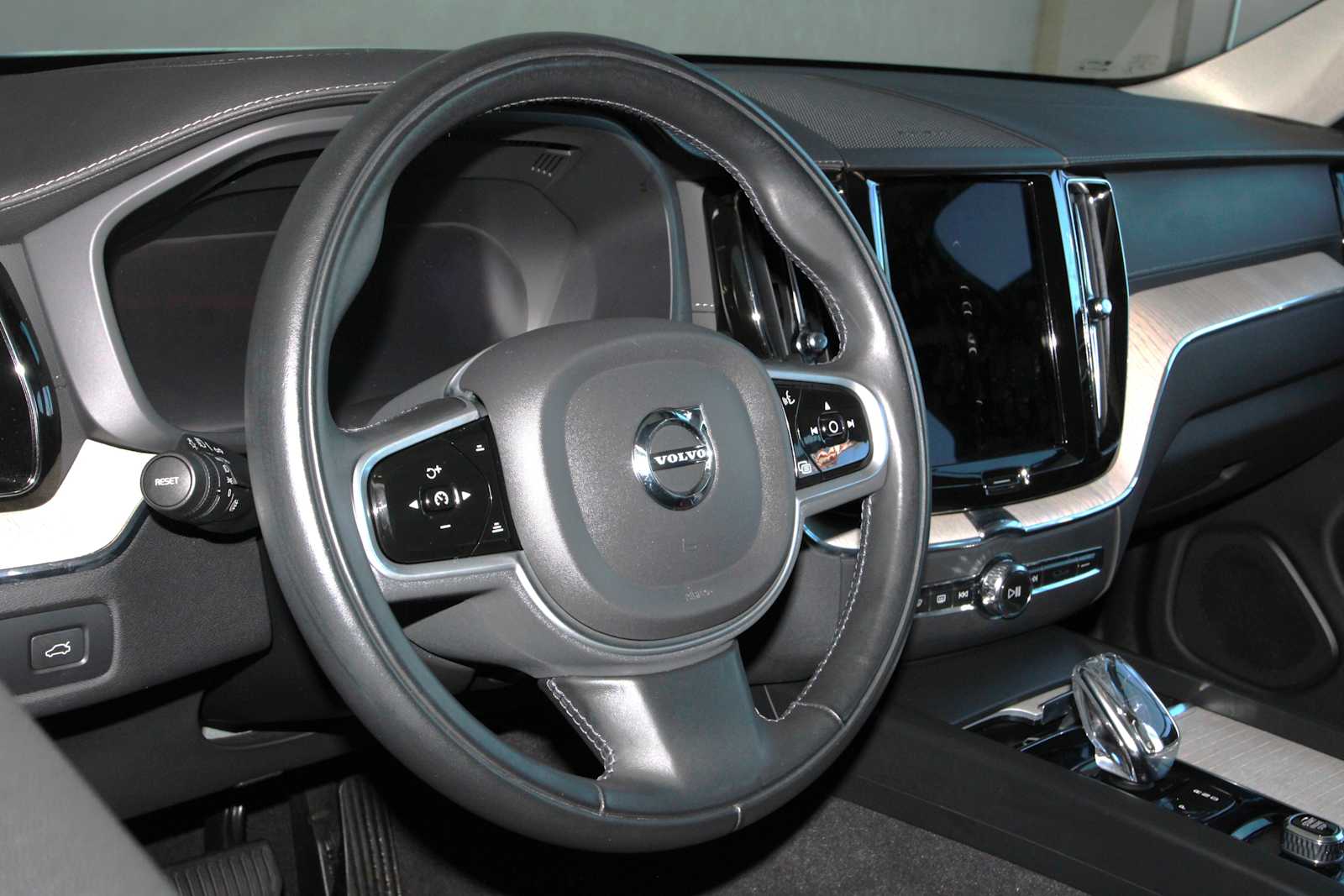 used 2022 Volvo XC60 car, priced at $31,097