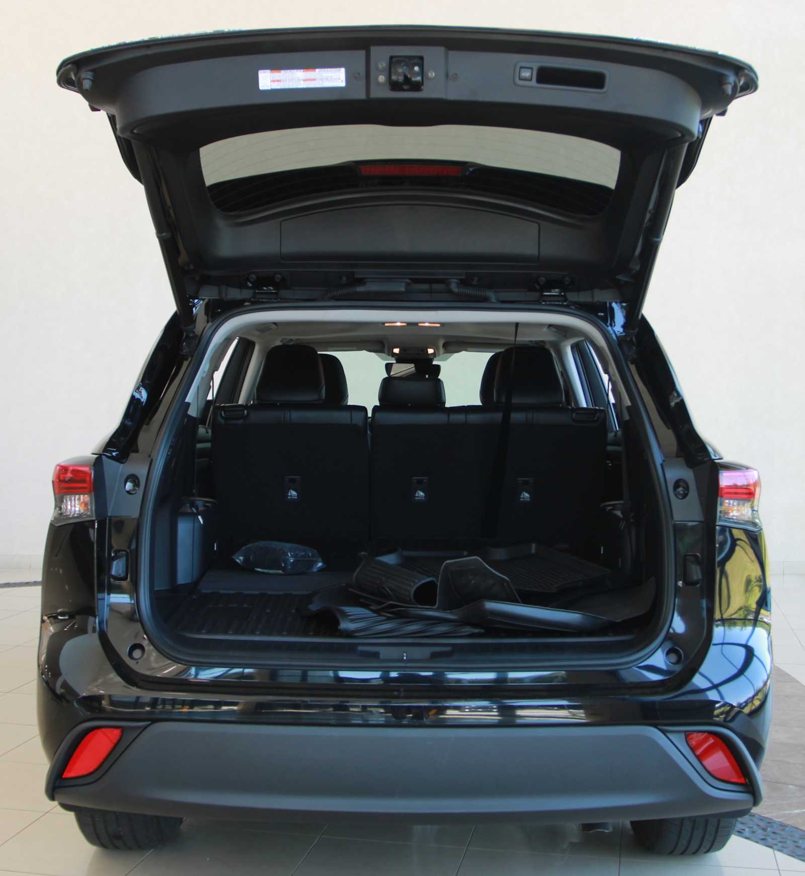 used 2023 Toyota Highlander car, priced at $40,097