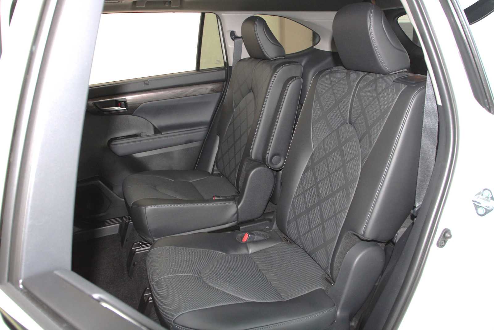 used 2025 Toyota Highlander car, priced at $50,497