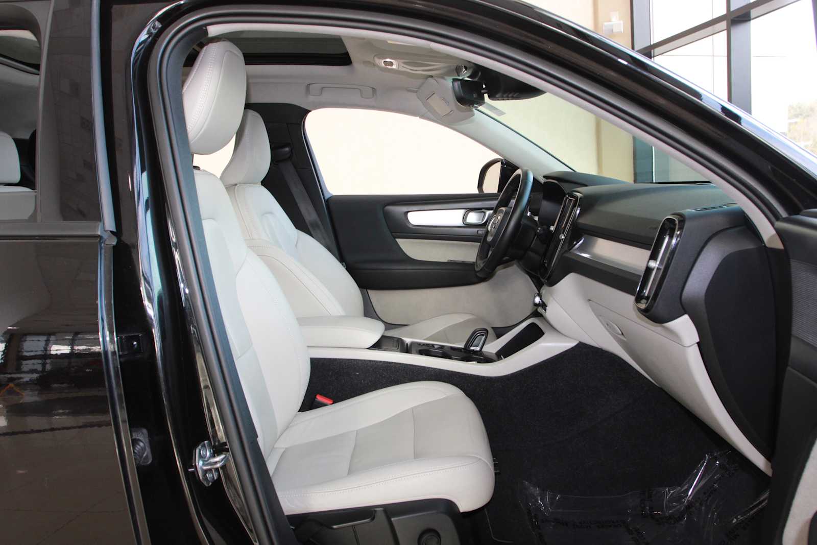 used 2020 Volvo XC40 car, priced at $17,497