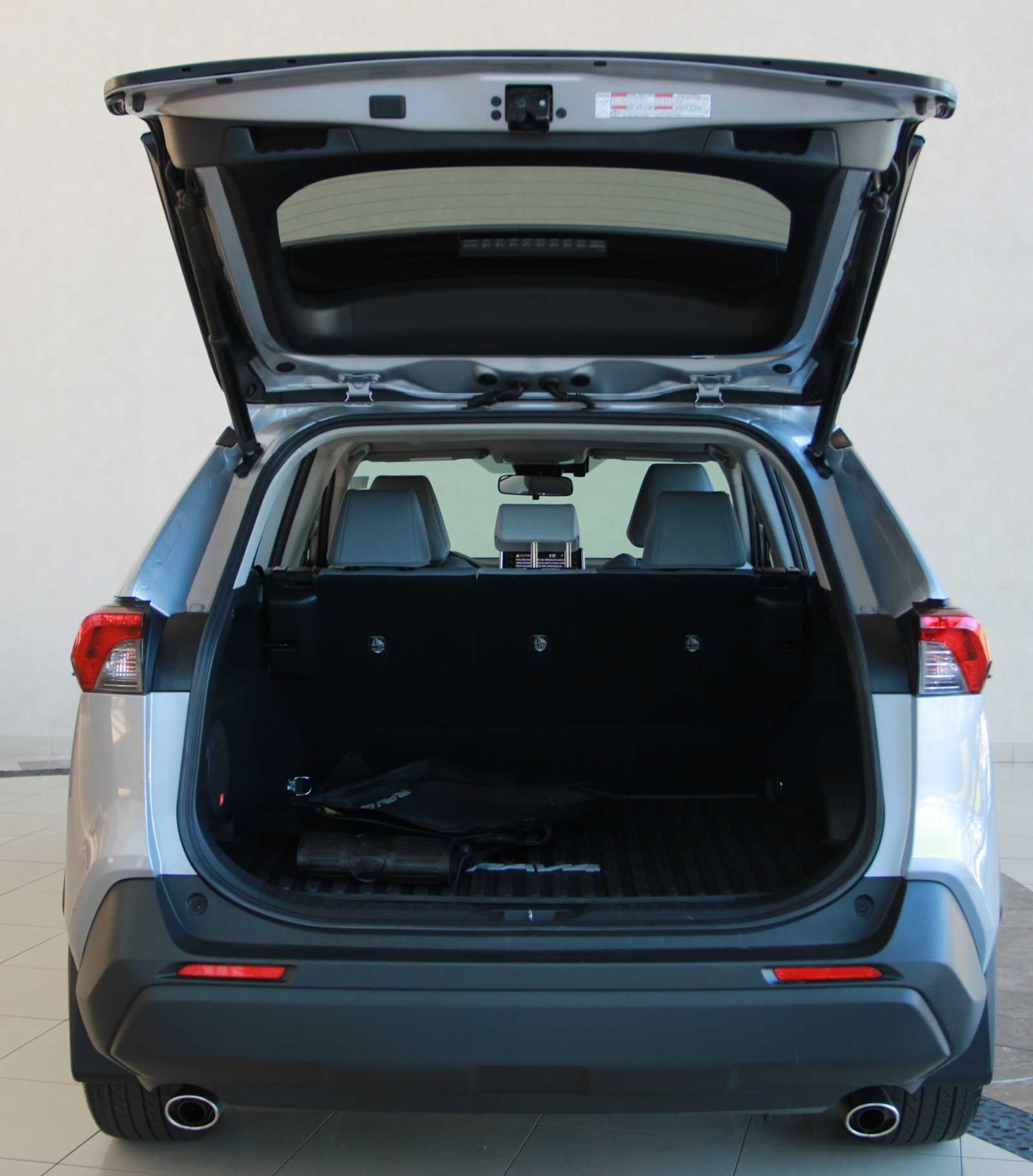 2019 Toyota RAV4 XLE Premium photo 3
