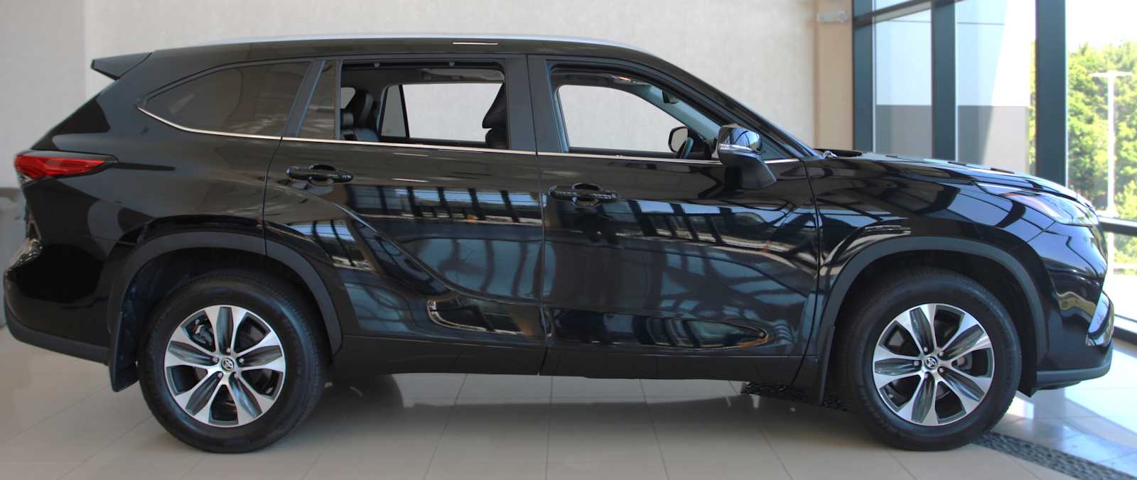 used 2023 Toyota Highlander car, priced at $40,097