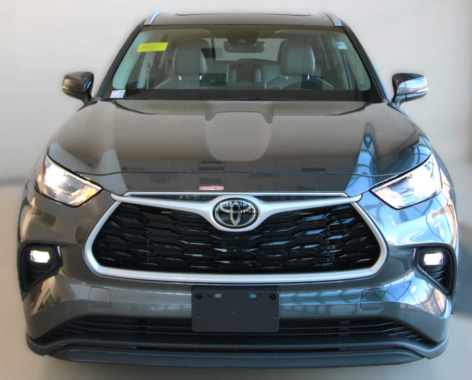 2022 Toyota Highlander XLE photo 2
