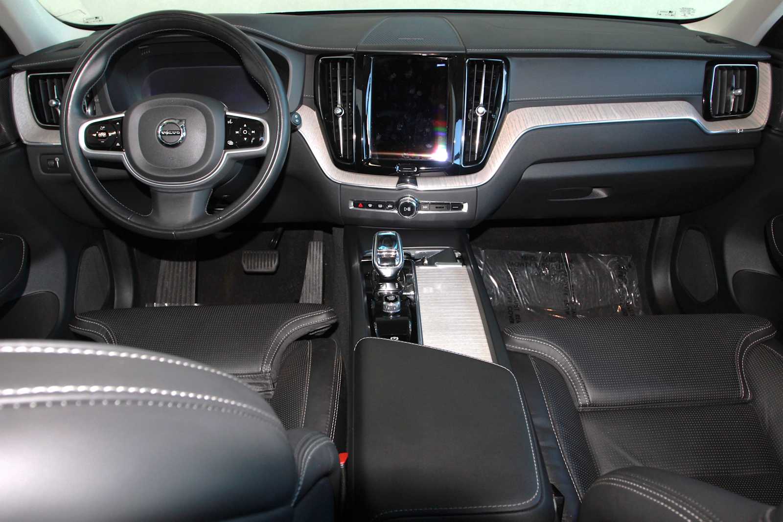 used 2022 Volvo XC60 car, priced at $31,097