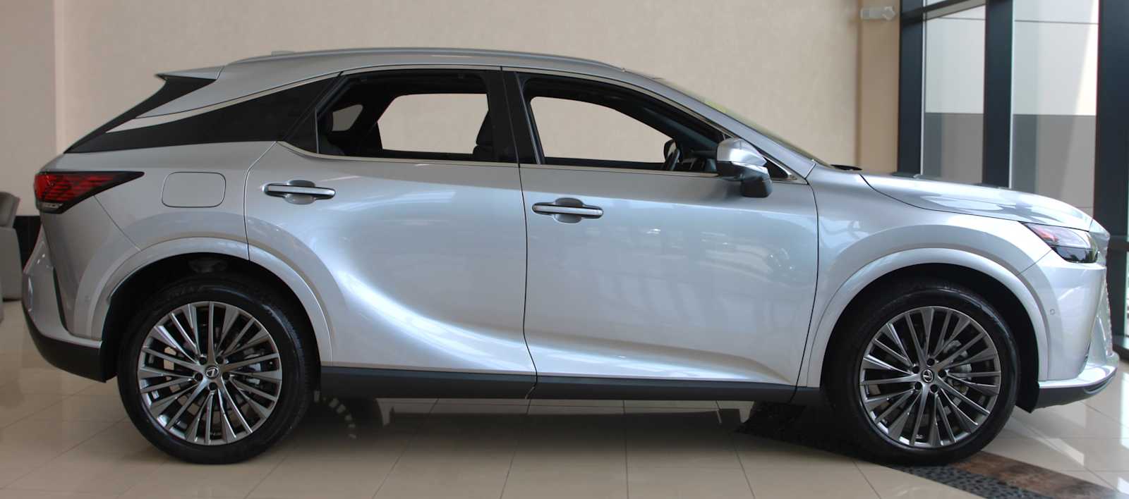 2025 Lexus RX PHEV 450h+ - Photo 13