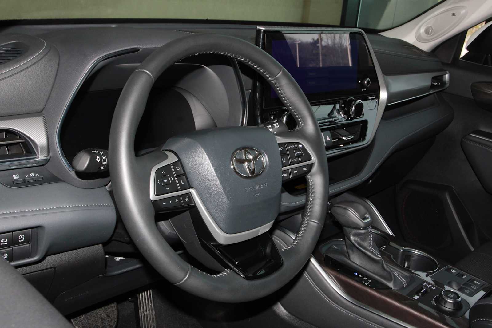 used 2025 Toyota Highlander car, priced at $50,497