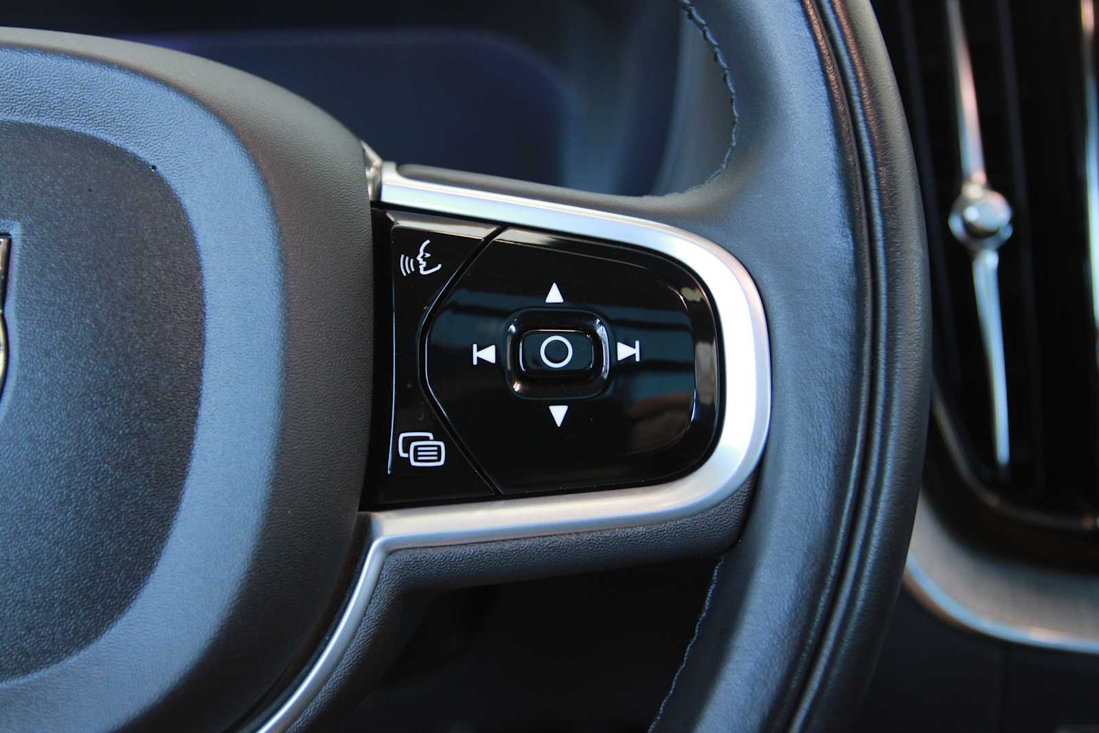 used 2022 Volvo XC60 car, priced at $31,097