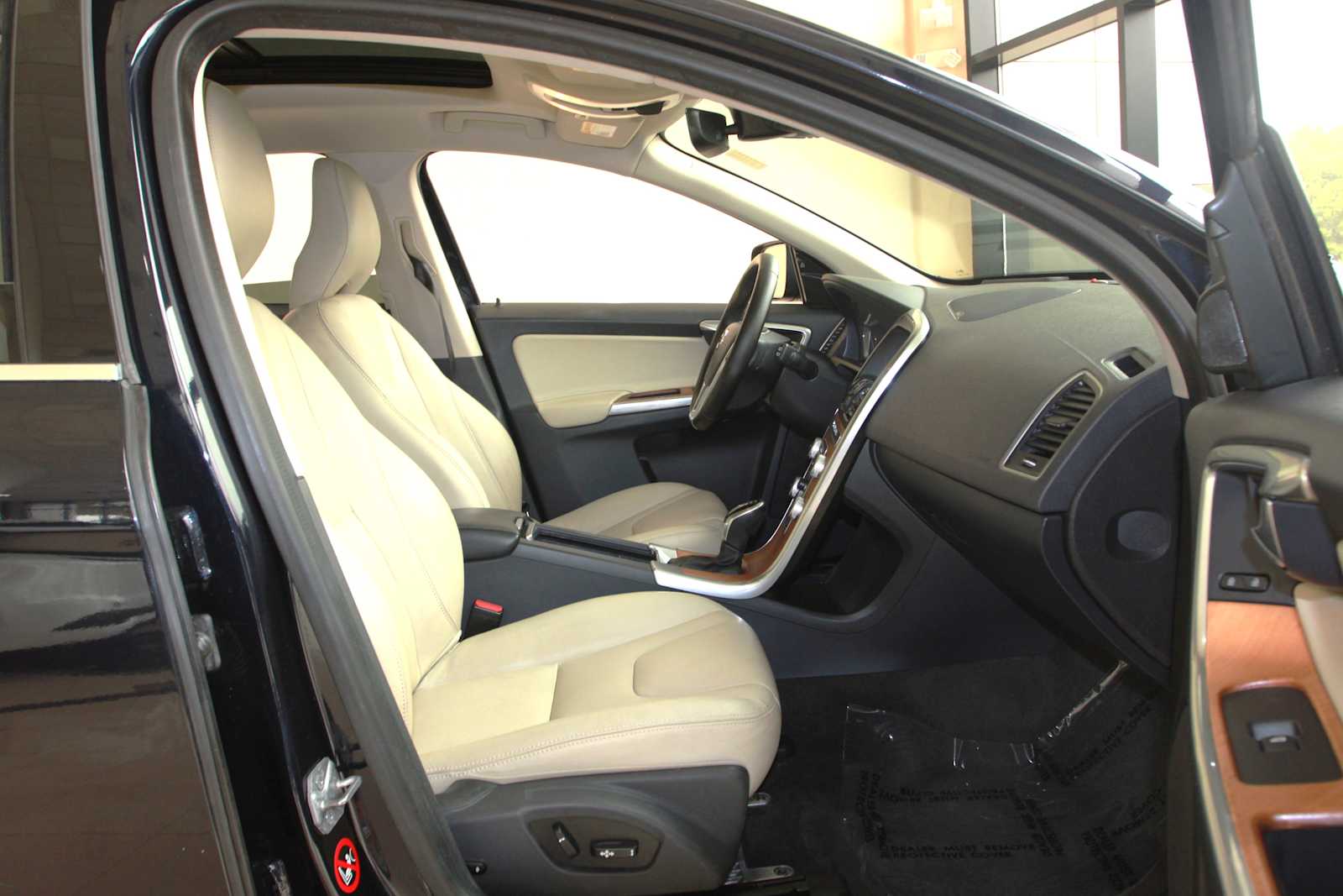 2017 Volvo XC60 27