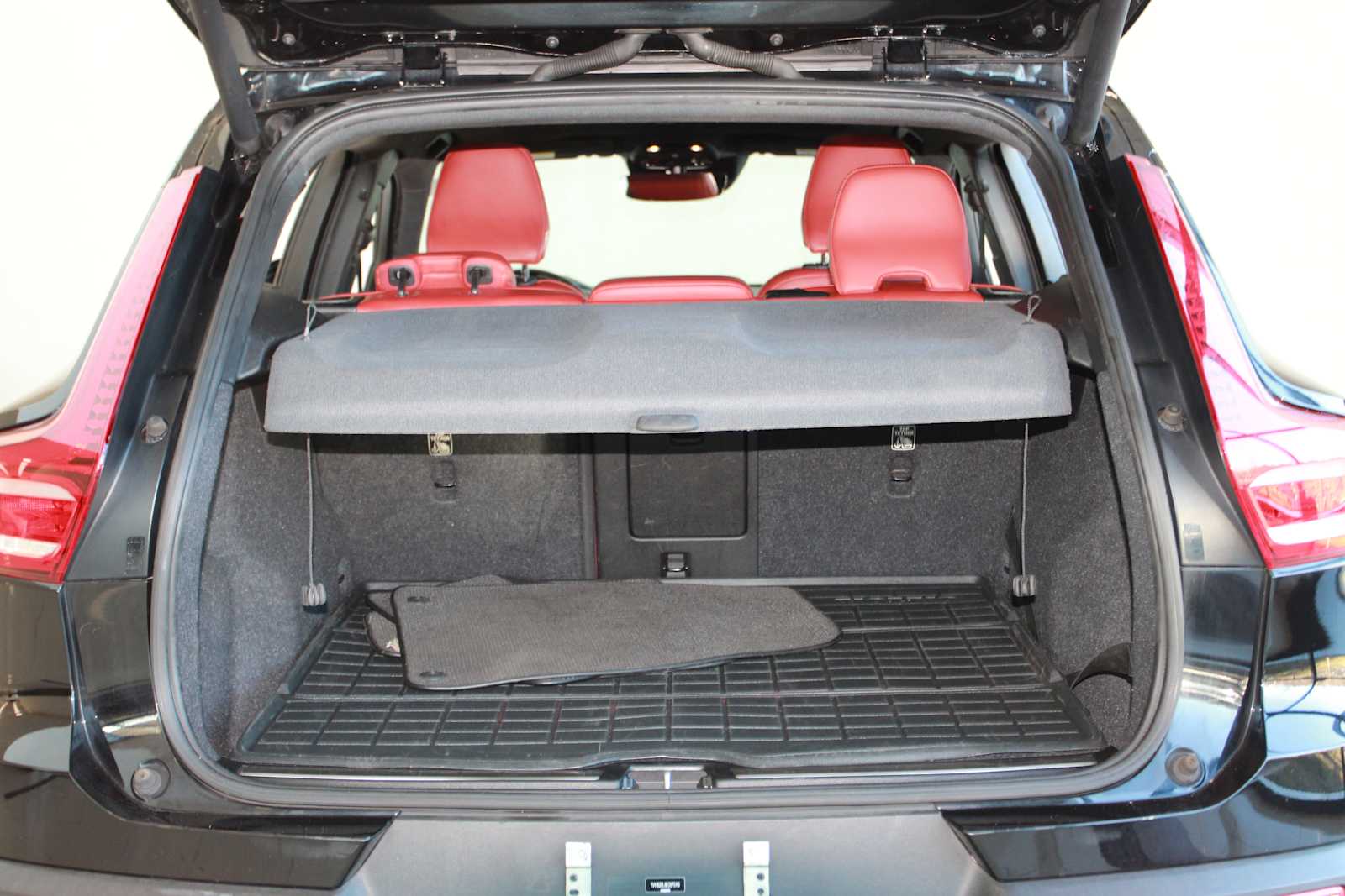 used 2019 Volvo XC40 car, priced at $17,697