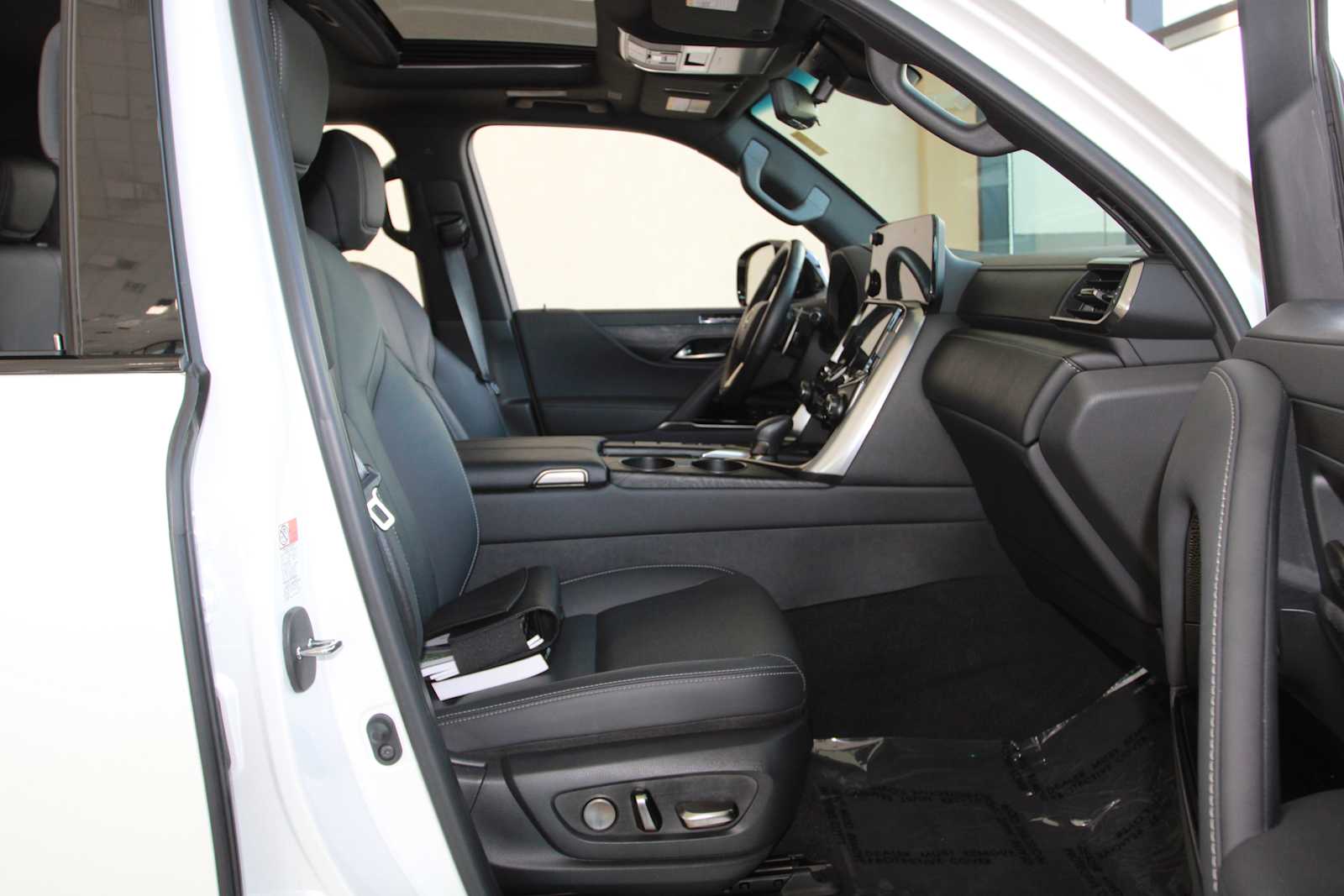 2025 Lexus LX Luxury - Photo 28