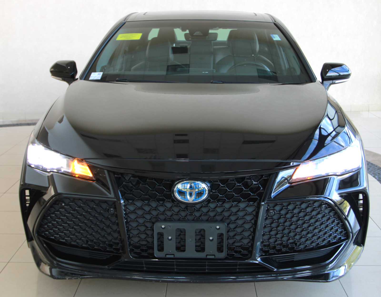 2019 Toyota Avalon Hybrid XSE photo 2