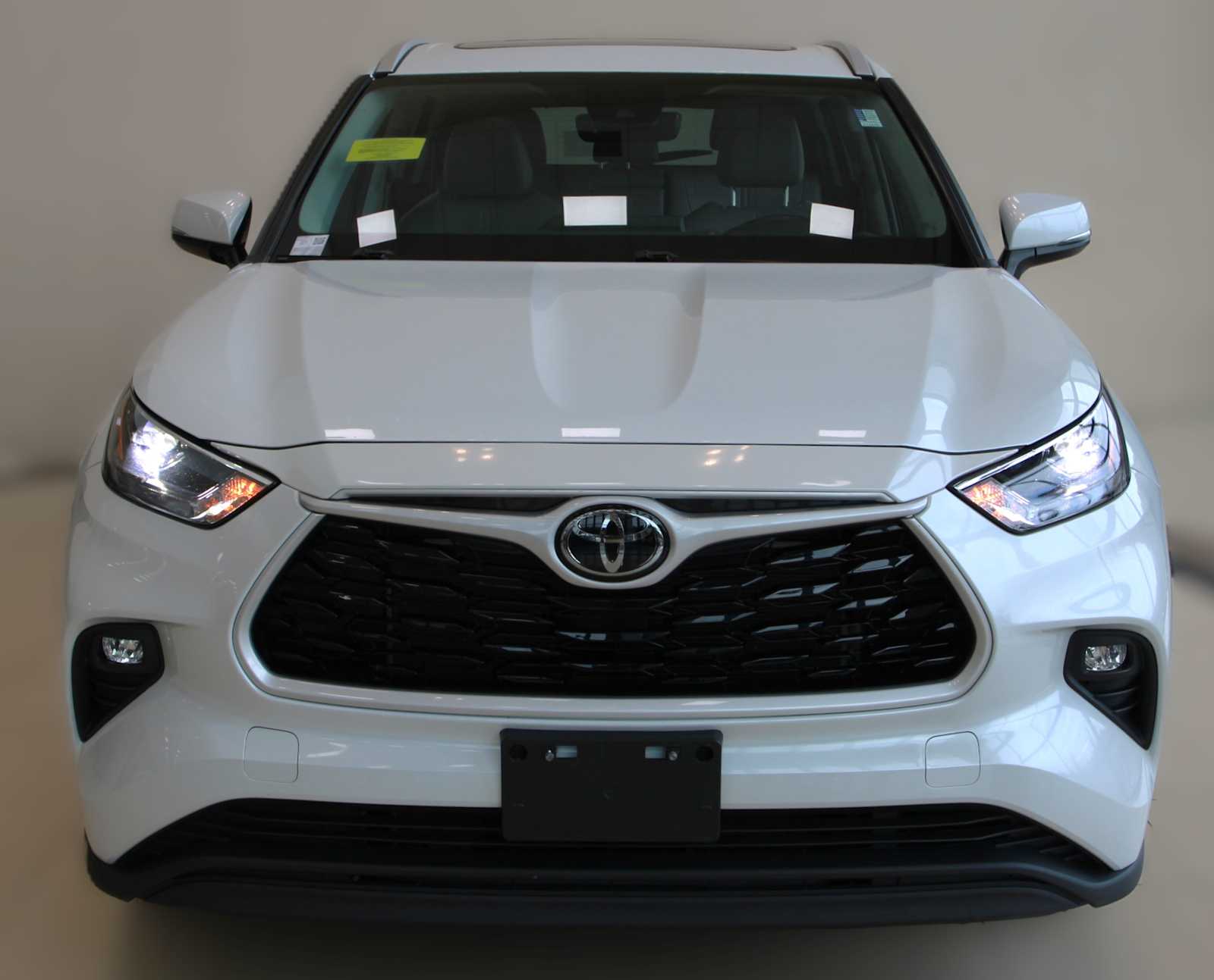 2022 Toyota Highlander XLE photo 2