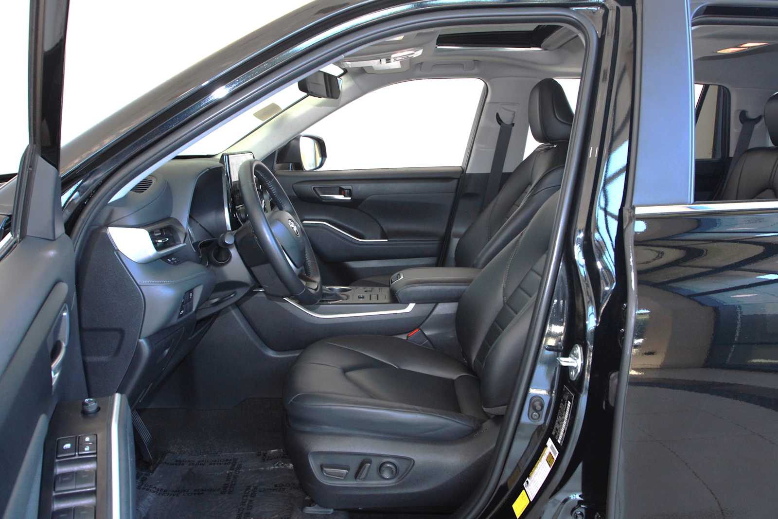 used 2023 Toyota Highlander car, priced at $40,097