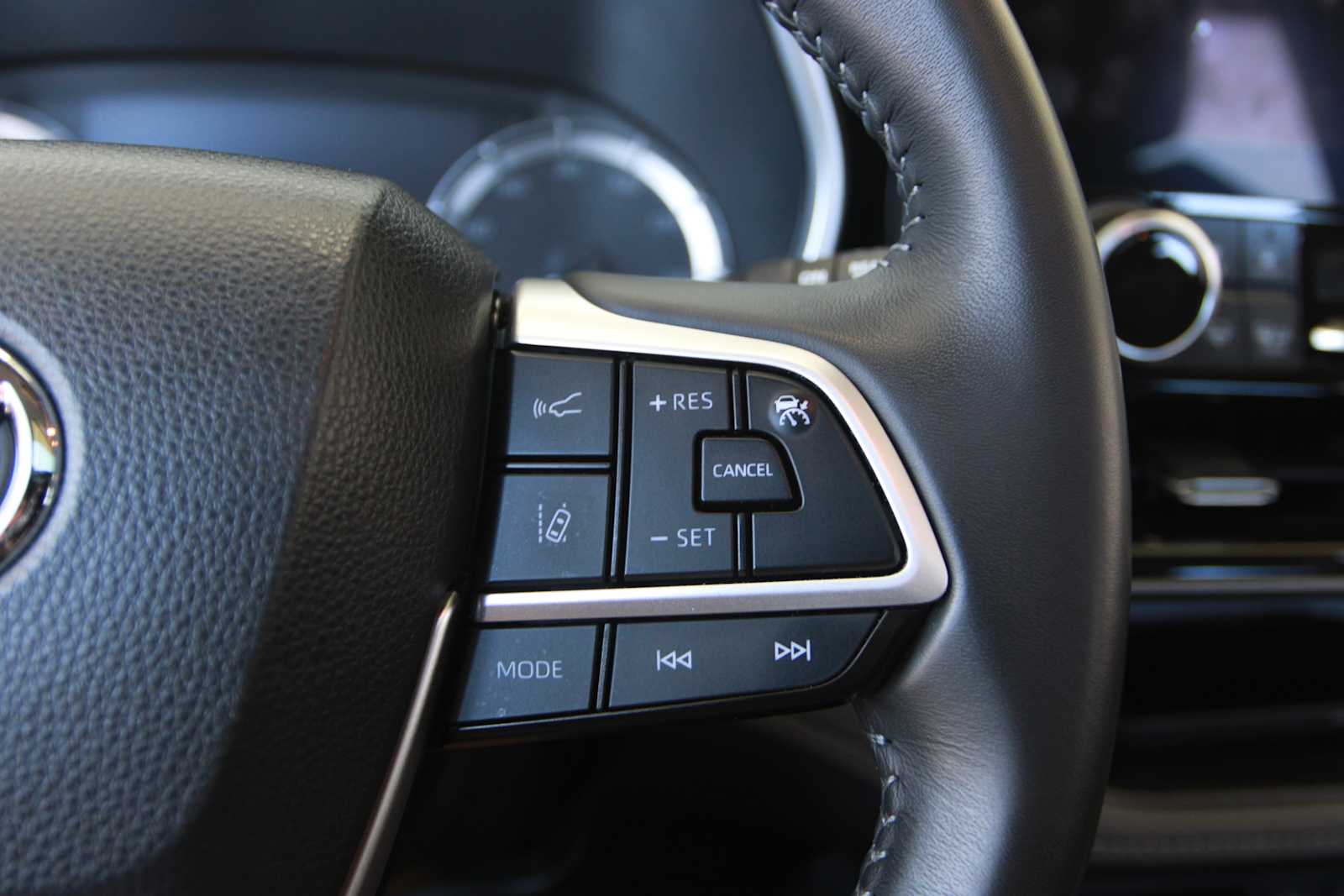 used 2023 Toyota Highlander car, priced at $40,097