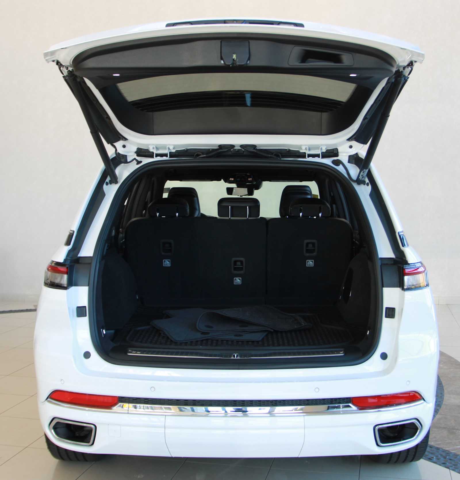 2023 Jeep Grand Cherokee Overland photo 2