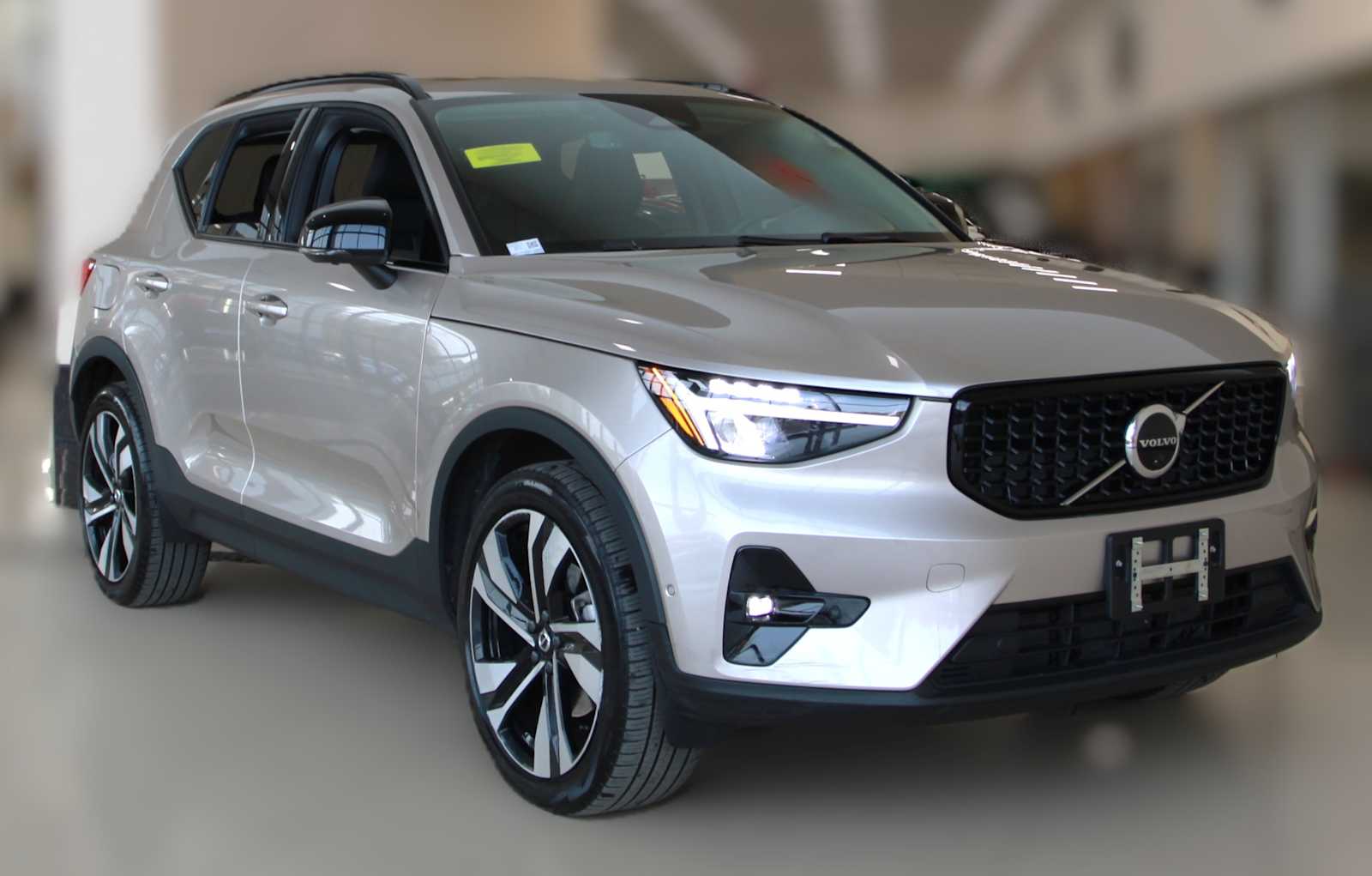 2023 Volvo XC40 Plus's photo