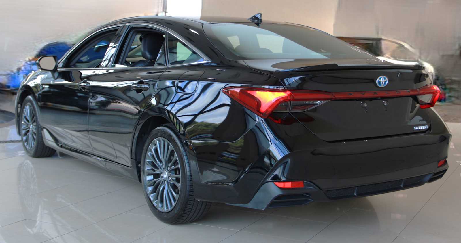 2019 Toyota Avalon Hybrid XSE photo 3