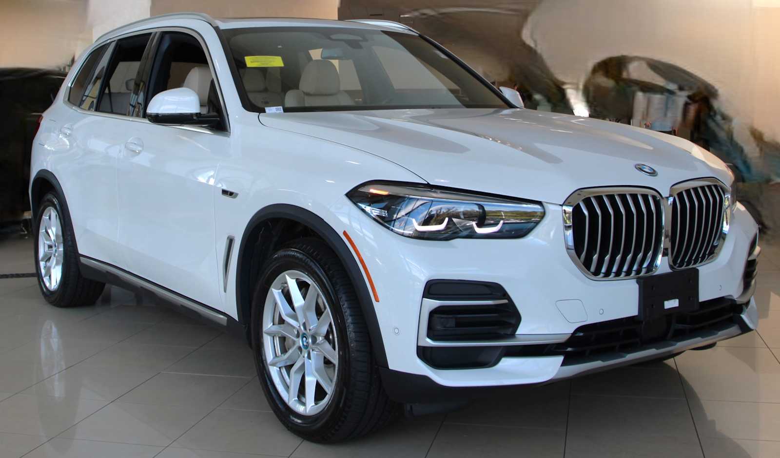 2022 BMW X5 45e's photo