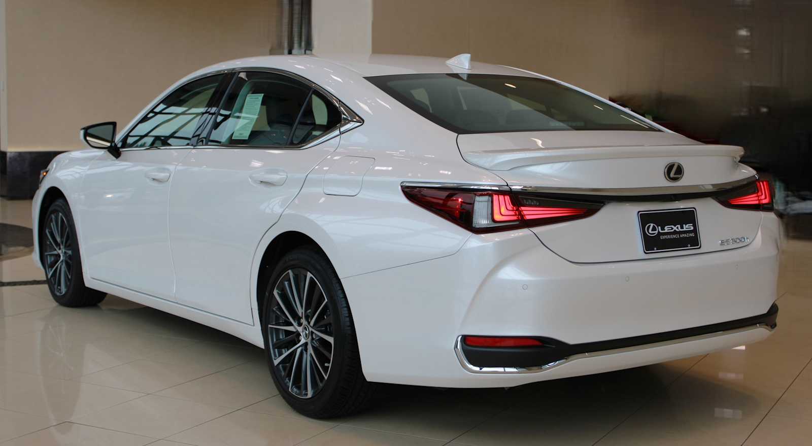2025 Lexus ES 300h Premium photo 3