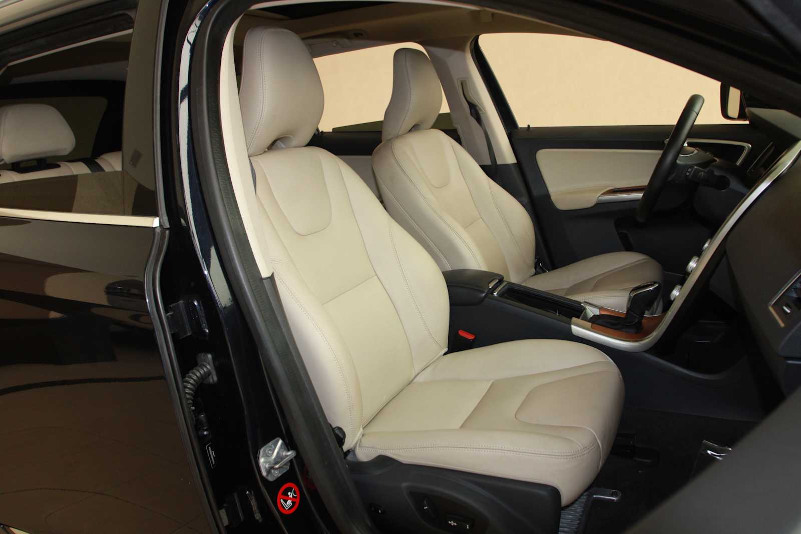 2017 Volvo XC60 28