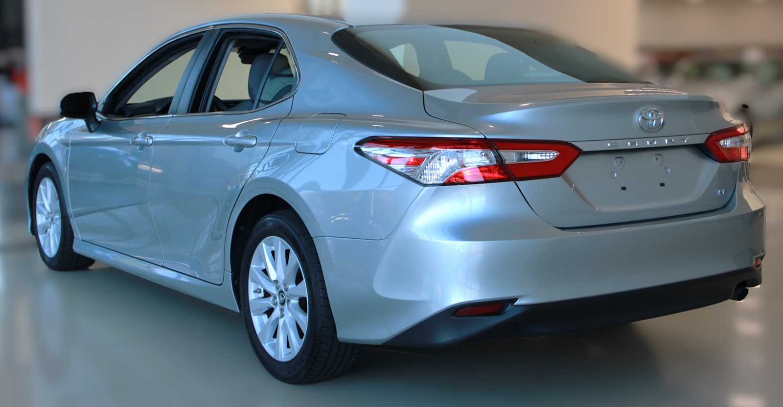 2018 Toyota Camry LE photo 3