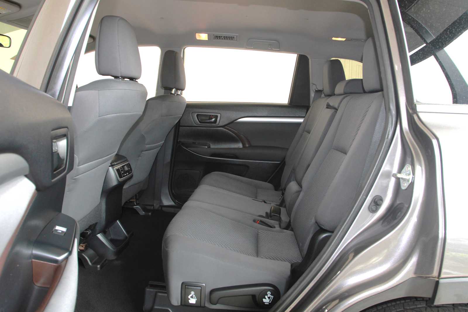 used 2015 Toyota Highlander car, priced at $18,497