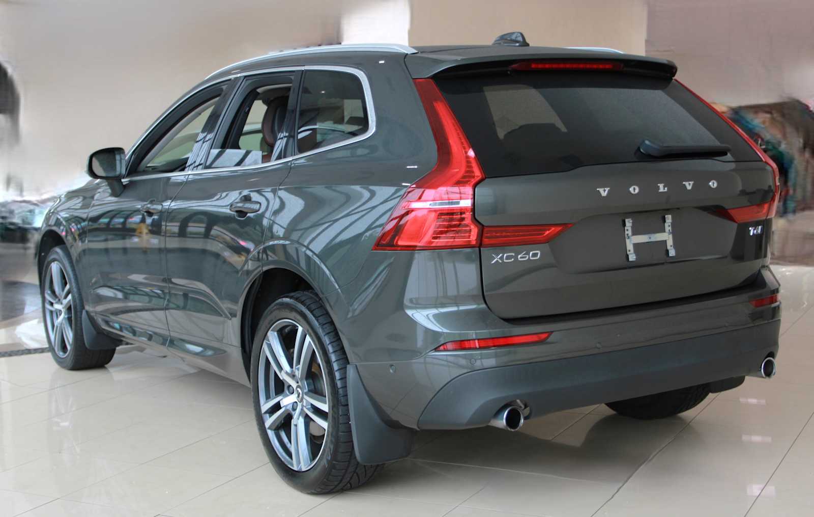 2018 Volvo XC60 Momentum photo 3