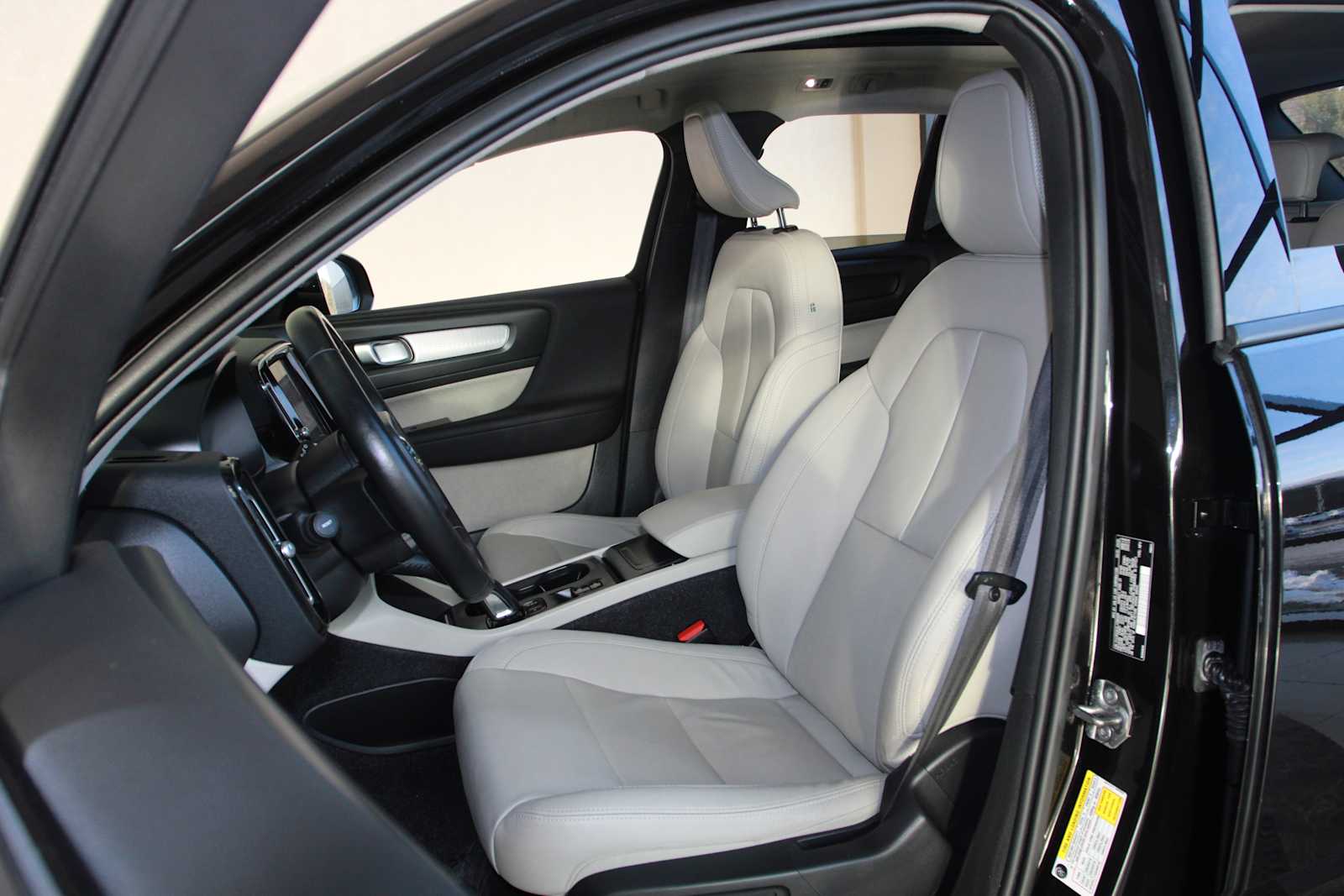 used 2020 Volvo XC40 car, priced at $17,497