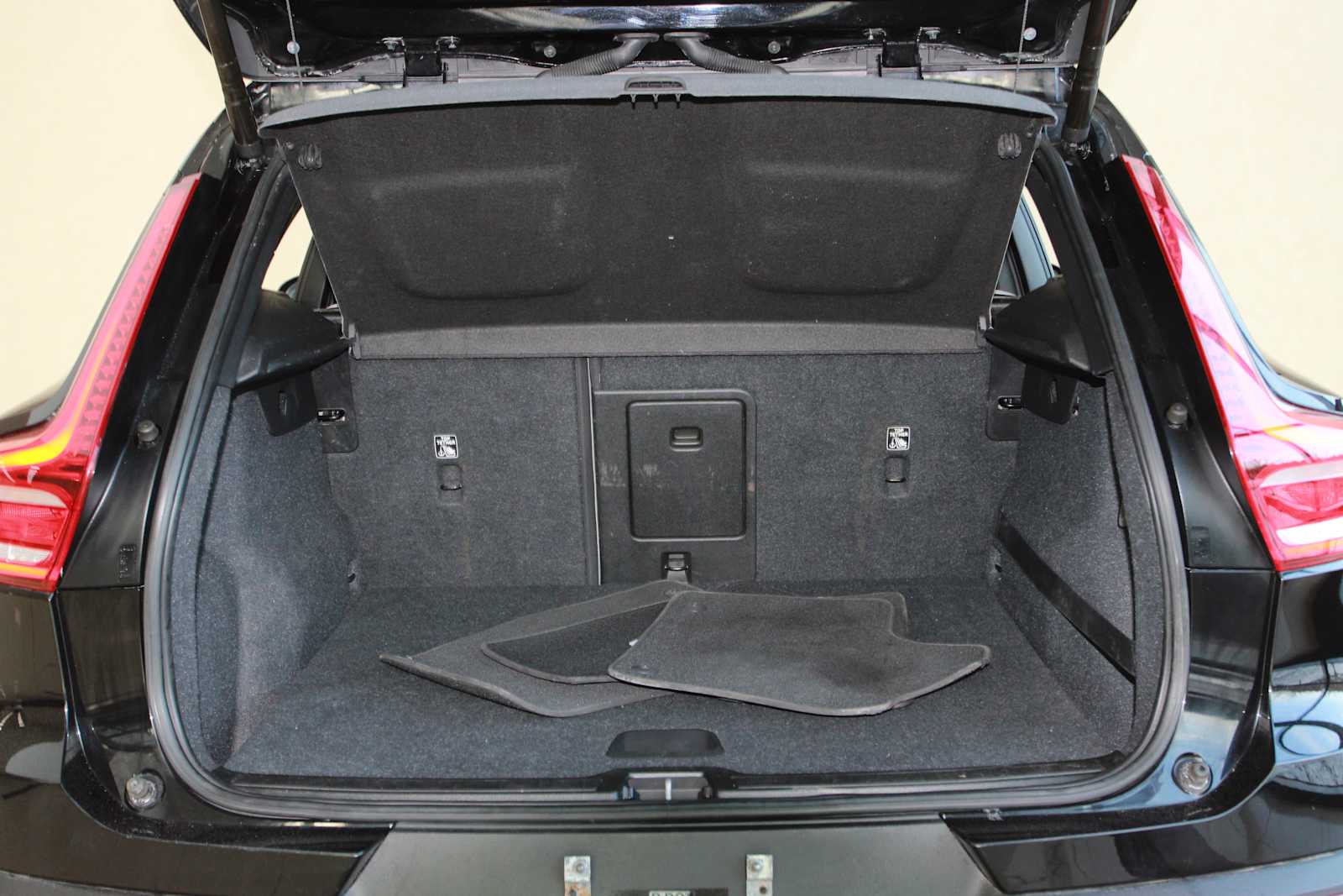 used 2020 Volvo XC40 car, priced at $17,497