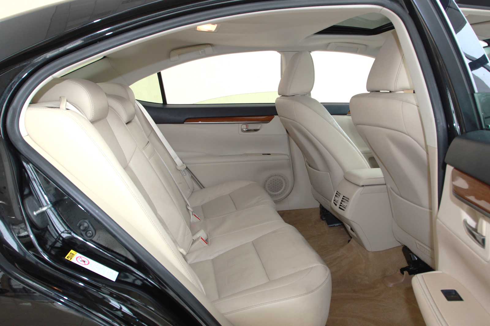 used 2014 Lexus ES 300h car, priced at $15,997