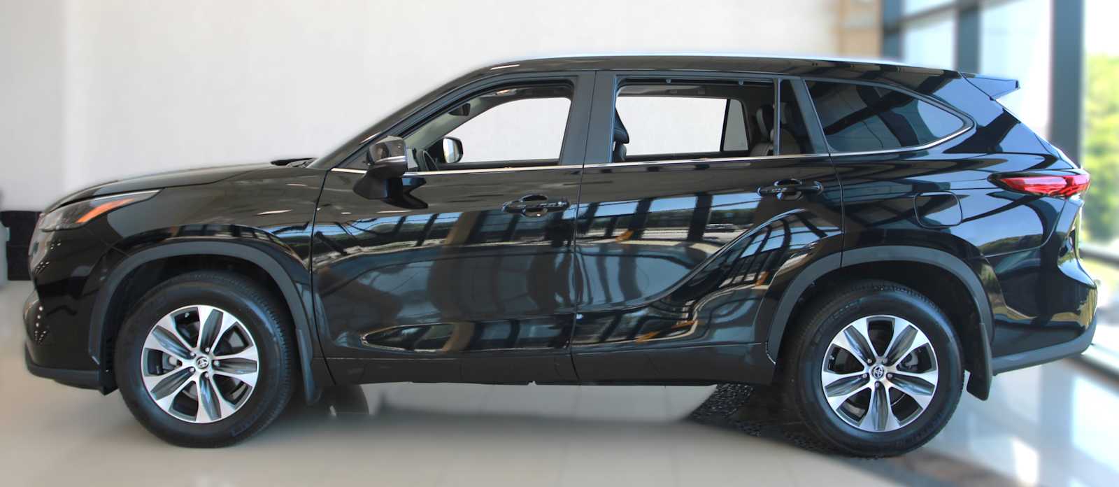 used 2023 Toyota Highlander car, priced at $40,097