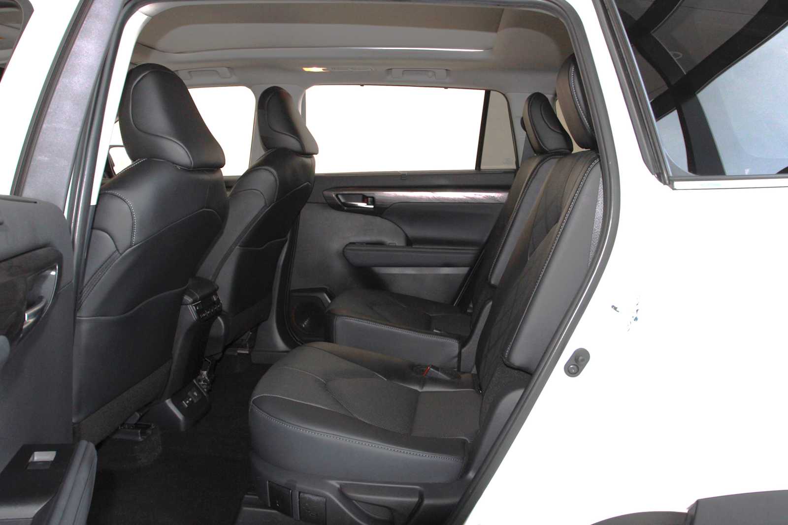 used 2025 Toyota Highlander car, priced at $50,497