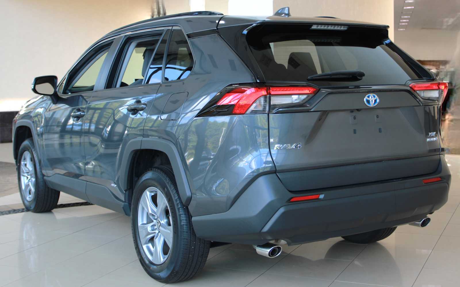 2022 Toyota RAV4 Hybrid XLE photo 2