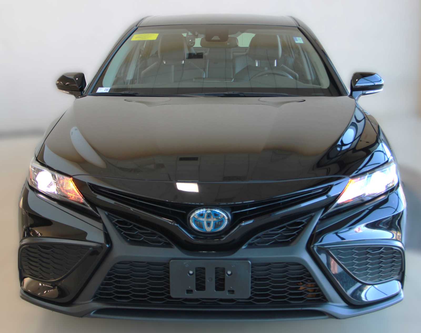 2023 Toyota Camry Hybrid SE photo 2