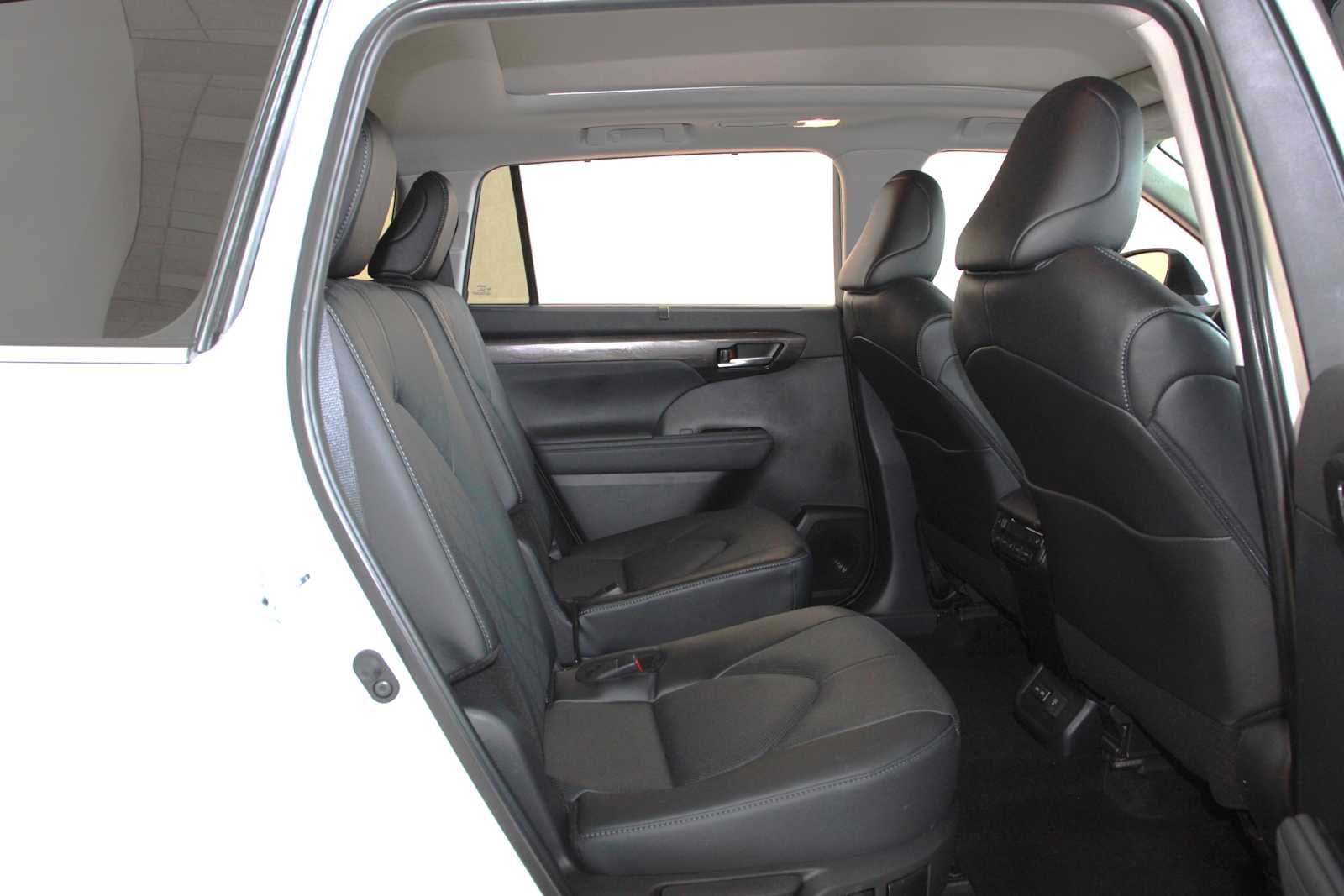 used 2025 Toyota Highlander car, priced at $50,497