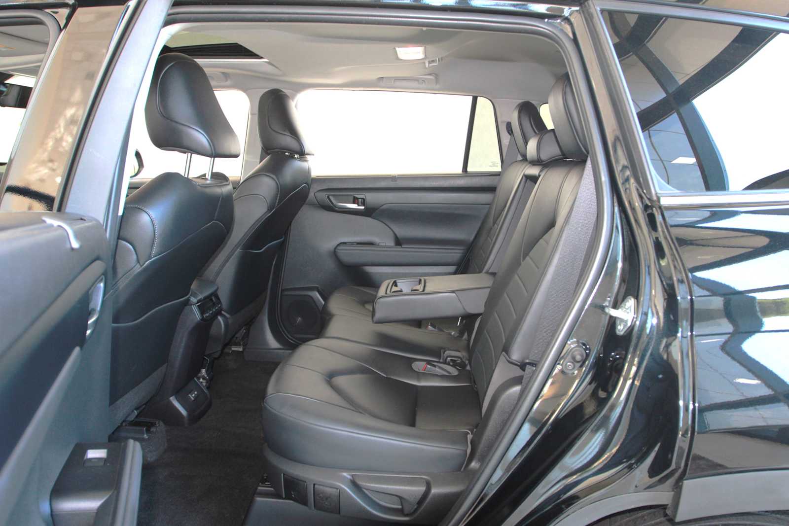 used 2023 Toyota Highlander car, priced at $40,097