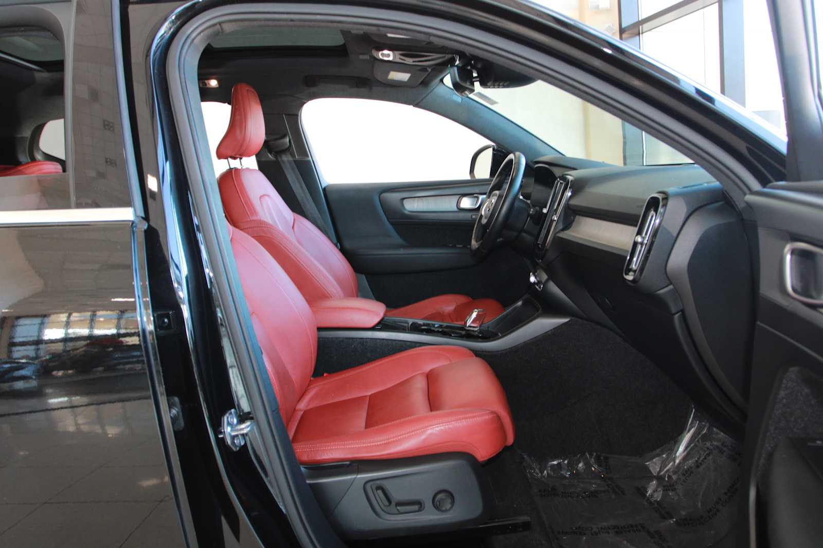 used 2019 Volvo XC40 car, priced at $17,697