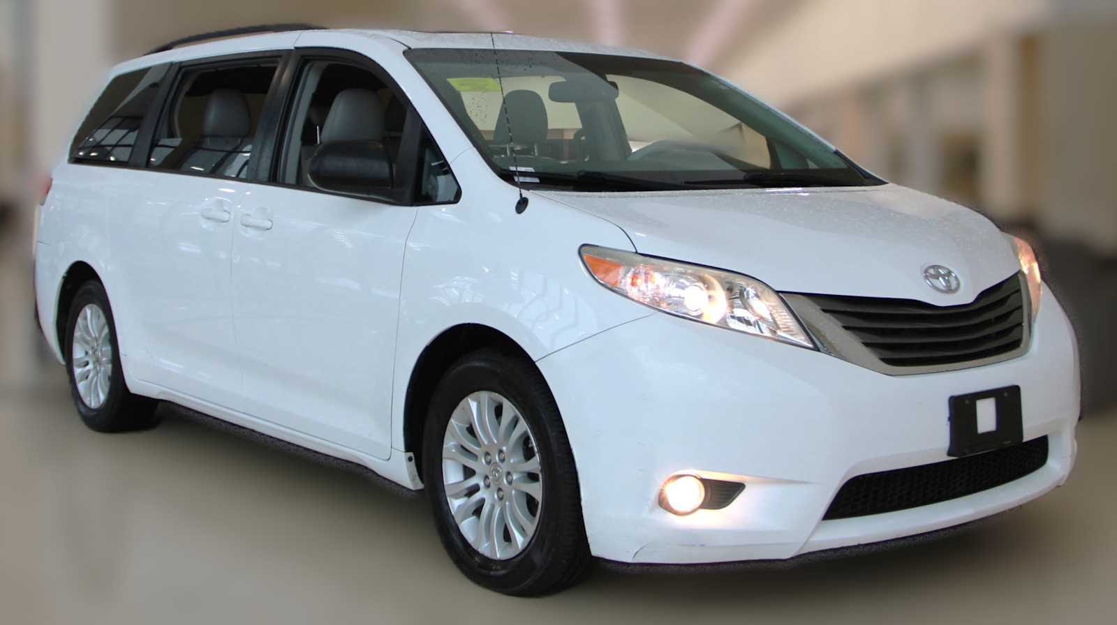 2013 Toyota Sienna XLE's photo