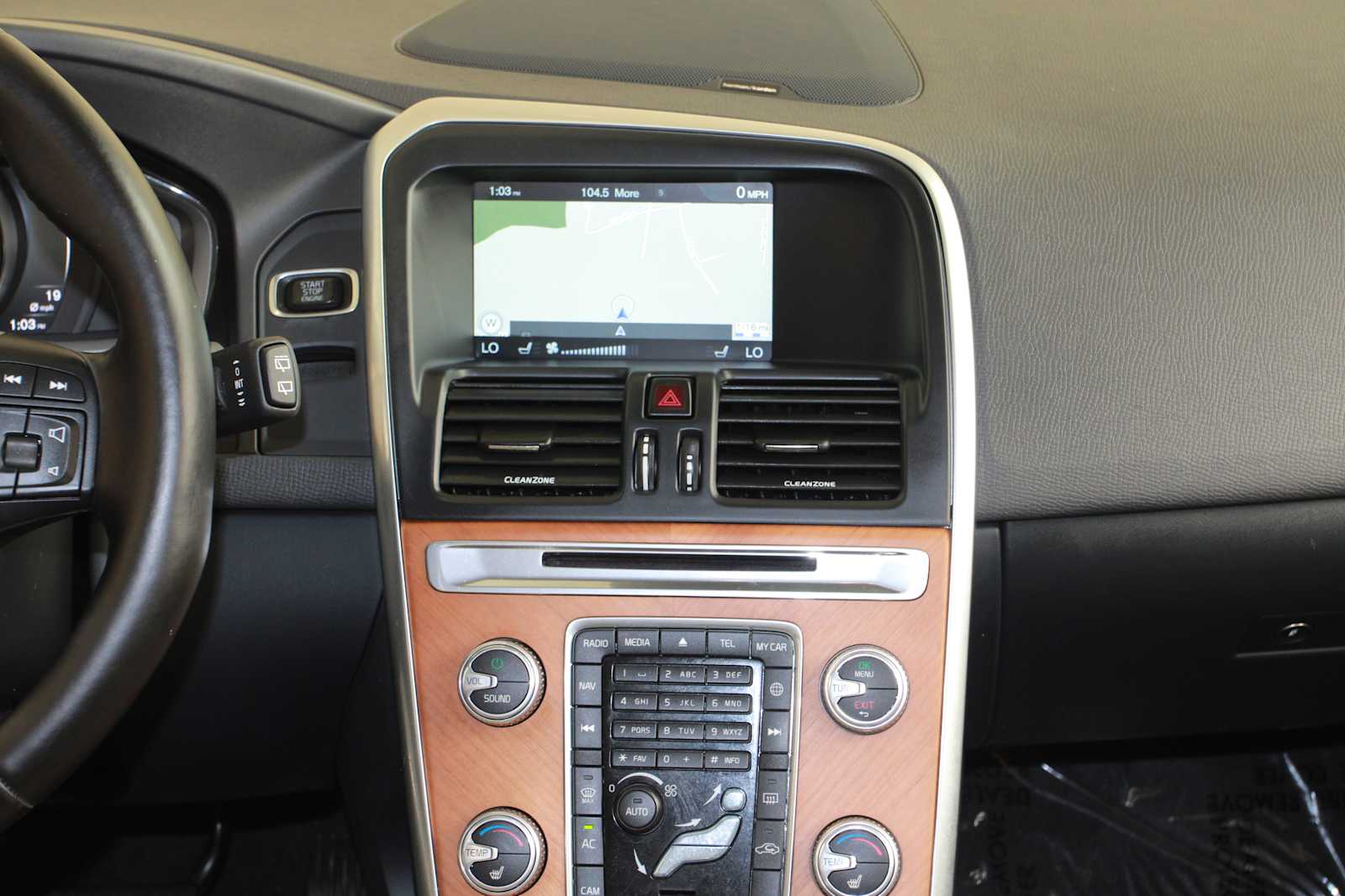 2017 Volvo XC60 32