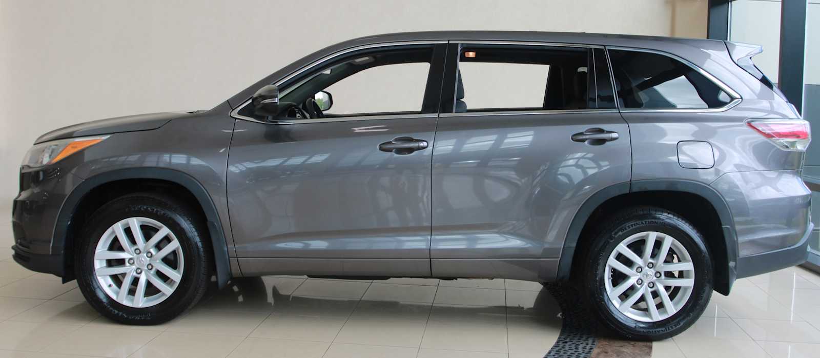 used 2015 Toyota Highlander car, priced at $18,497